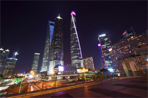 以其繁华夜生活和丰富的娱乐场所而闻名 以其繁华夜生活和丰富的娱乐场所而闻名